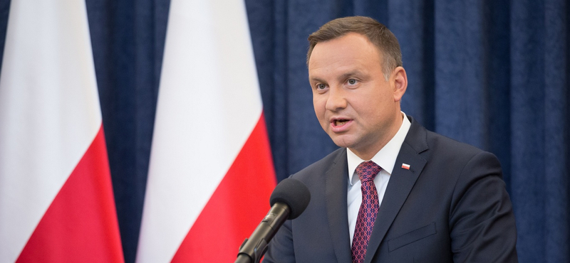 Az alkotmányban tiltaná meg a lengyel elnök, hogy azonos nemű párok gyereket fogadhassanak örökbe
