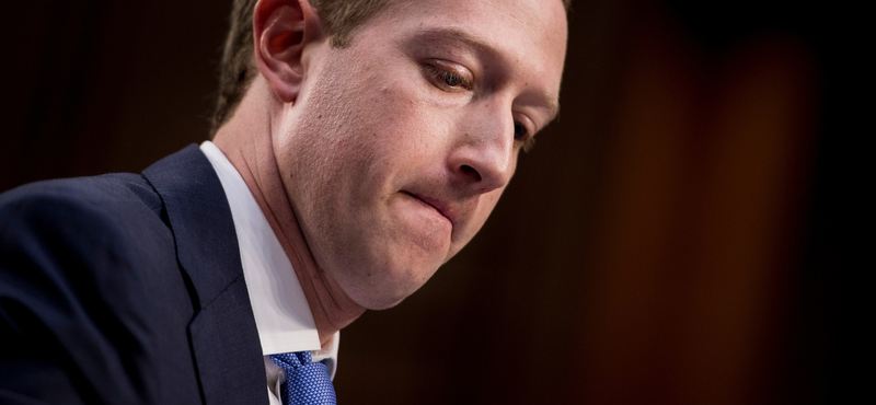 Élőben adják, ahogy megszorongatják Mark Zuckerberget az Európai Parlamentben