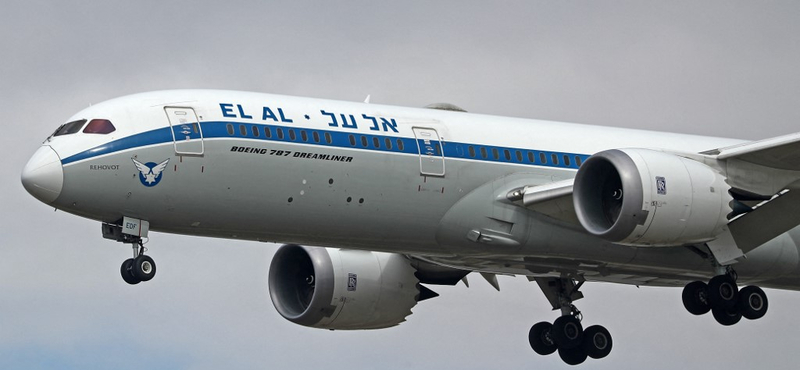 Kényszerleszállást kellett végrehajtani egy Izraelbe tartó járatnak, mert egy arab utas be akart jutni a pilótafülkébe