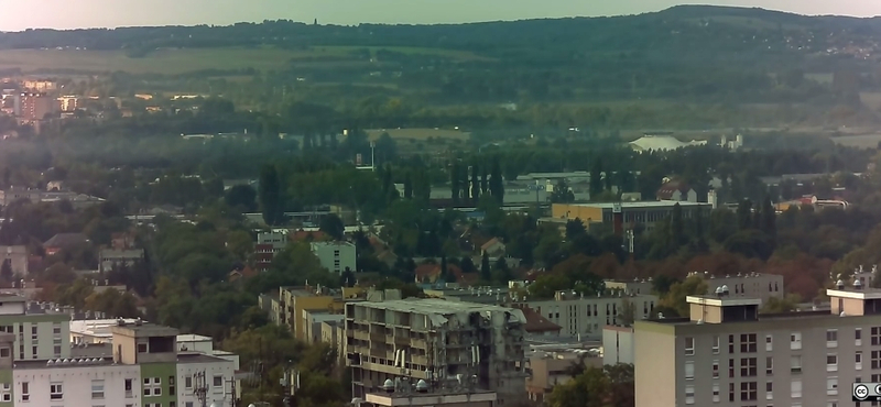 Egy torzó maradt a pécsi magasházból, alig lehet ráismerni – videó