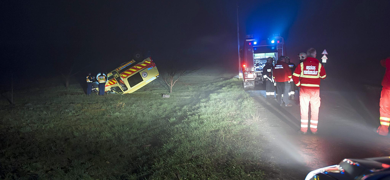 Fotók: Fejre állt egy mentőautó a késő esti ködben