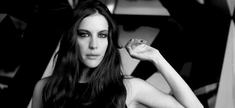 Egy Givenchy parfüm a legjobbakat érdemli - Liv Tyler INXS-t énekel (videó)