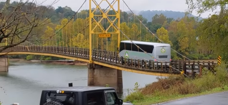 Nem tartotta be a súlykorlátozást a busz, majdnem leszakadt alatta a híd – videó