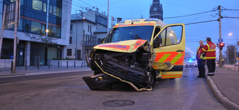 Mentő karambolozott a Kerepesi útnál Budapesten