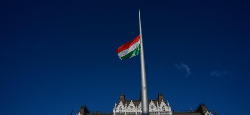 Felvonták a nemzeti zászlót a Parlament előtt