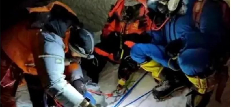 A Mount Everest halálzónájából megmentett nő nem akarta kifizetni az őt lecipelő serpát