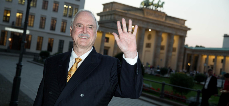 38 évvel a Waczak Szálló után John Cleese újra BBC-sorozatban