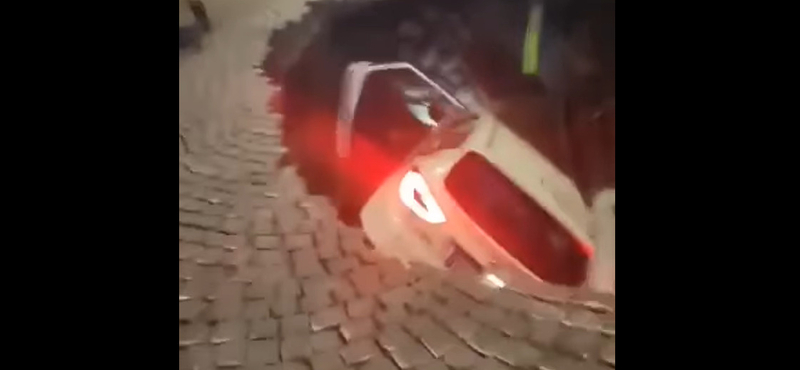 Két autót nyelt el a föld Nápoly egyik utcájában – videó