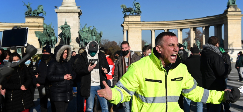 Hétfőn is volt tüntetés a Hősök terén, a rendőrség megbírságolta a résztvevőket