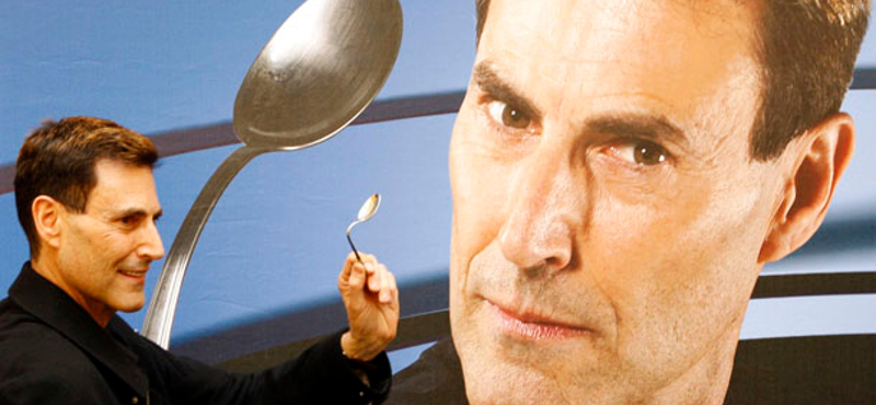 Uri Geller megfenyegette Putyint, hogy az elméje minden egyes molekuláját fel fogja használni ellene