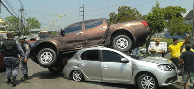 Egy Logan tetején állt meg a taroló Mitsubishi terepjáró - videó