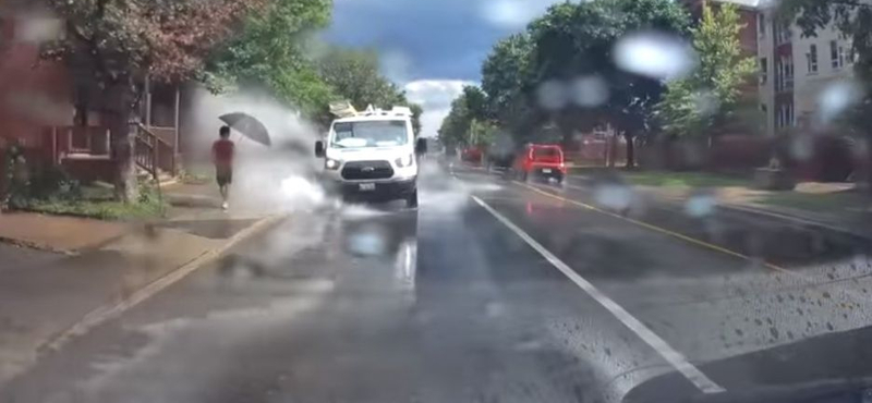 Kirúgták a sofőrt, aki direkt hajtott a pocsolyákba, hogy lefröcskölje a gyalogosokat – videó