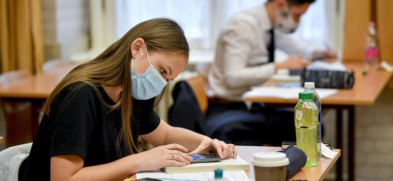 Szaktanár a matekérettségi második részéről: Barátibb feladatok után nehezebbek következnek