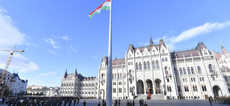 Elfogták a tüntetőt, aki lefújta a Parlament előtti zászlórudat