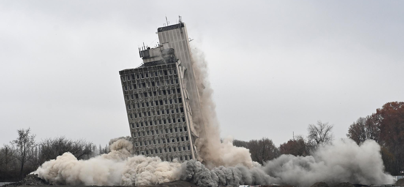 Videón, ahogy felrobbantják a VITUKI dél-pesti toronyházát