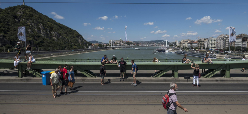 Íme, így lazulnak a budapestiek a járműmentessé lett Szabadság hídon - fotók