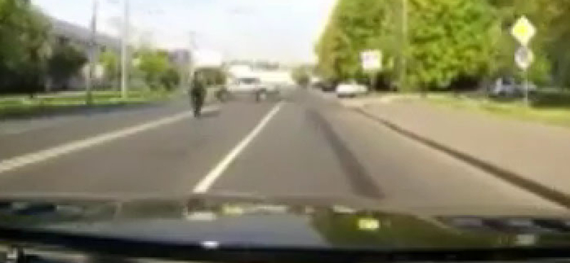 Így járhatnak a városban keménykedő motorosok – videó