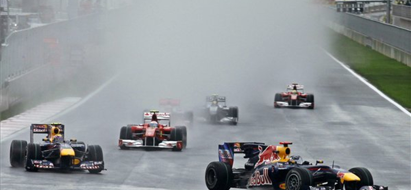 Mindkét Red Bull kiesett, Alonso nyerte a kaotikus Koreai Nagydíjat