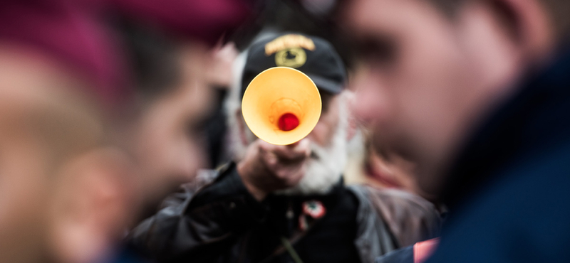 Ha nem engedték be sípolni vasárnap, százezrekre perelheti a szervezőket