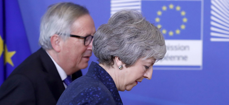 Elege lett, lemondott Theresa May Brexit-ügyi államtitkára