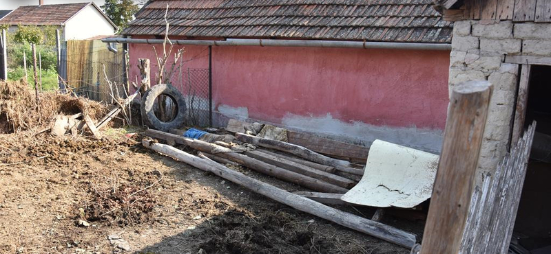 Fakaróval támadt szomszédjára és a jegyzőre, börtönbe kerülhet az akasztói nő