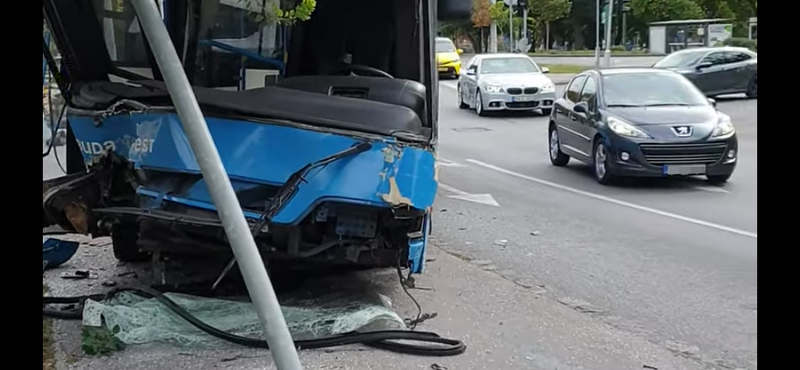 Baleset történt a Szarvas térnél, az 5-ös busz eleje leszakadt