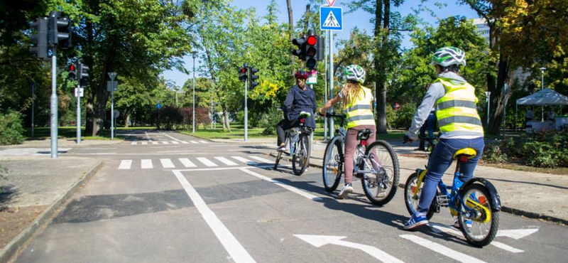 Igazi jelzőlámpákat szereltek fel a városligeti KRESZ-parkban – fotók