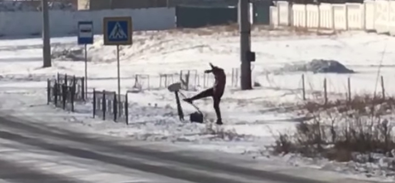 Bosszút állt a traffipaxon, nekifutásból rúgta fel a kamerát – videó