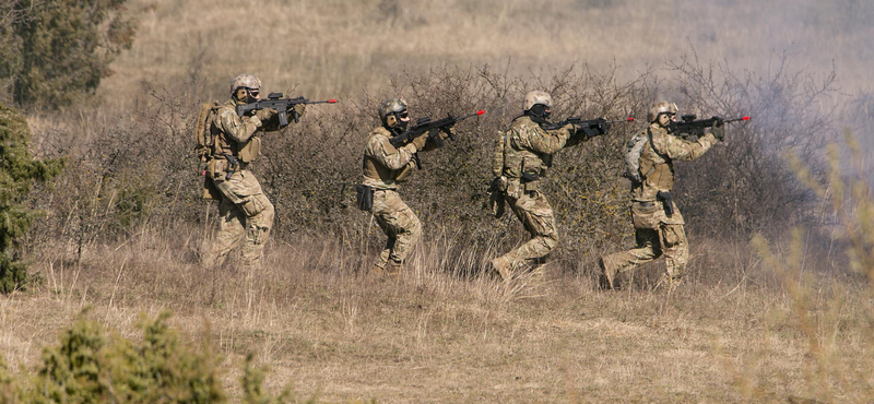 Lerohanták a romvárost az amerikai és magyar katonák