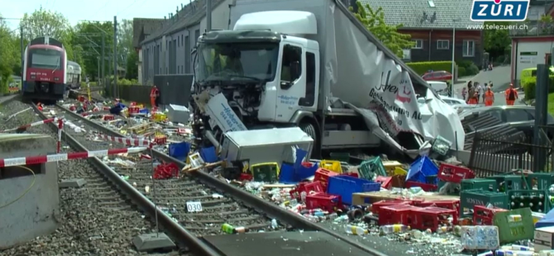 Italszállító kamion rohant egy vonatnak Zürich mellett, óriási volt a káosz – videó