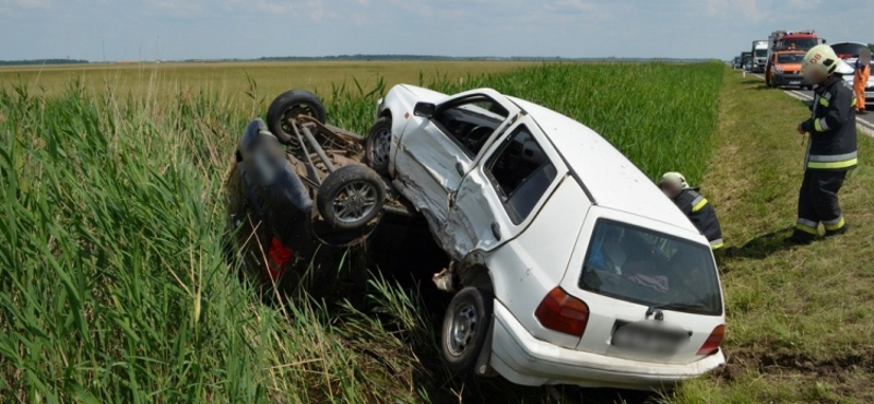 Fotók: Maga alá gyűrte a Volkswagen a Suzukit a hortobágyi balesetben