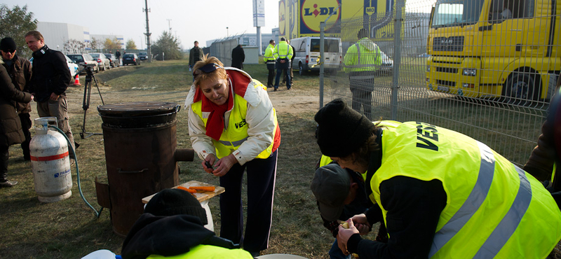 A Jobbik szolidaritást vállal a Lidl előtt tüntető vállalkozókkal