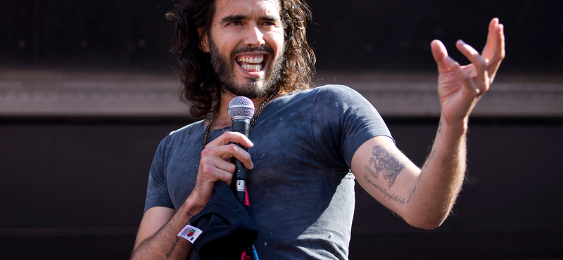 Először szólalt meg Russell Brand, mióta szexuális zaklatással vádolták meg