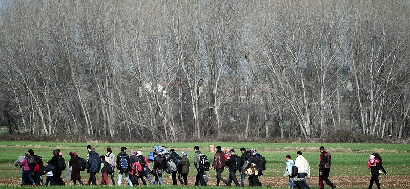 Éjféltől tényleg elvághatják a balkáni migránsútvonalat