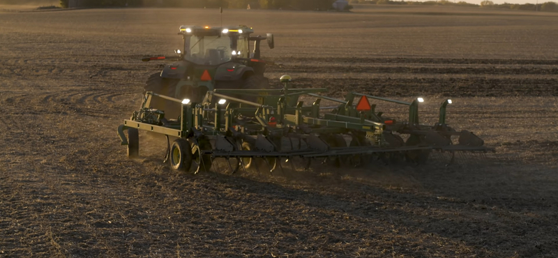 A John Deere megcsinálta az önvezető traktort, egy telefonról indítható