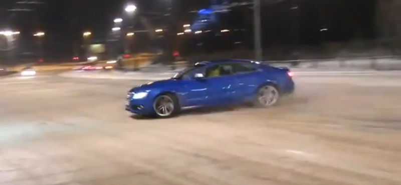 Videó: buszmegállóba csattant a driftelő Audi