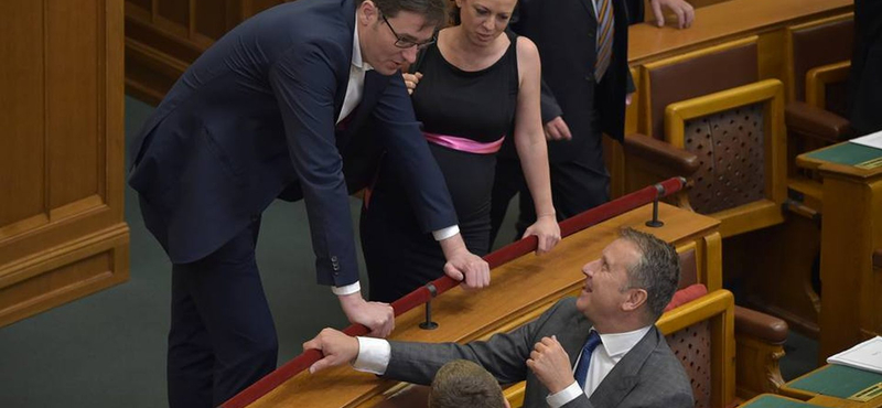 Hadházy nem tett esküt, a DK hozzámormogott valamit a szöveghez
