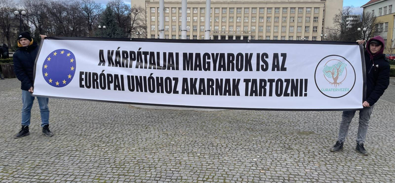 Tüntetők várták Szijjártó Pétert Ungváron