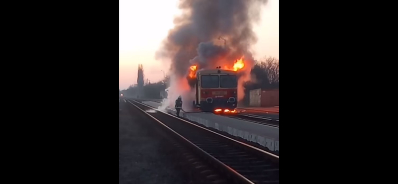 Hatalmas lánggal égett ki a MÁV egy szerelvénye a vámospércsi állomáson - videó