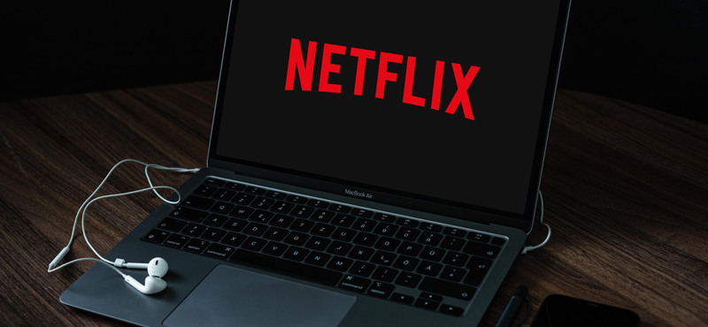 Évi 140 millió forintért keres légiutas-kísérőt a Netflix