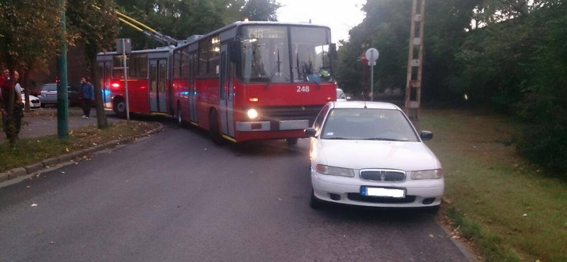 Szabálytalanul parkoló autó blokkolta a zuglói trolikat a reggeli csúcsban – fotó