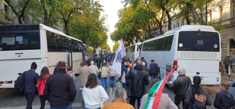 A DK szerint a CÖF közpénzből buszoztathatott a Békemenetre