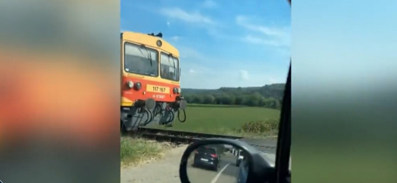 Videón, ahogy egy sofőr a tilos ellenére átszáguld a vonat előtt Váralján