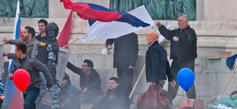 Fotó: Bruce Willis a Hősök terét forgatta fel