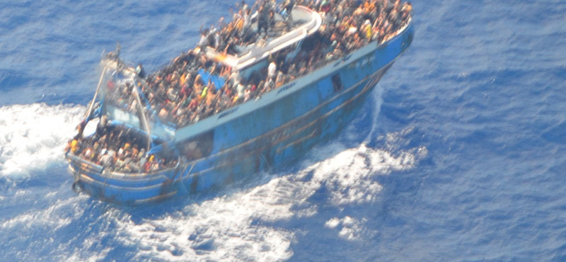 Több mint hatvan menekült fulladt a tengerbe Líbia partjainál