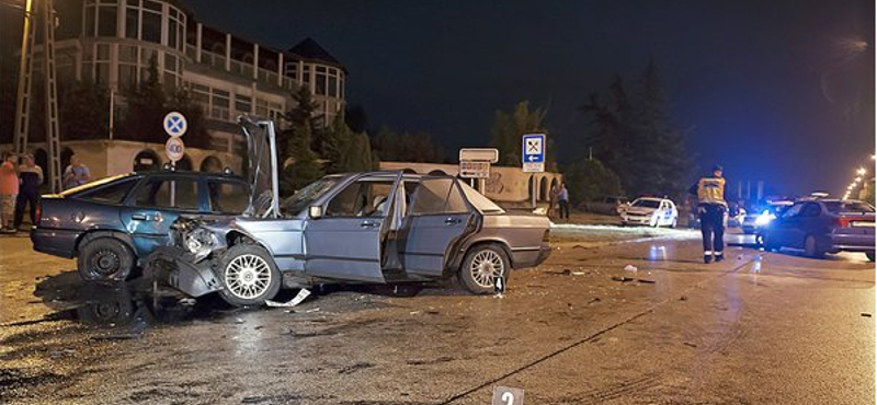 Baleset: összeroncsolódott kocsik, öt sebesült