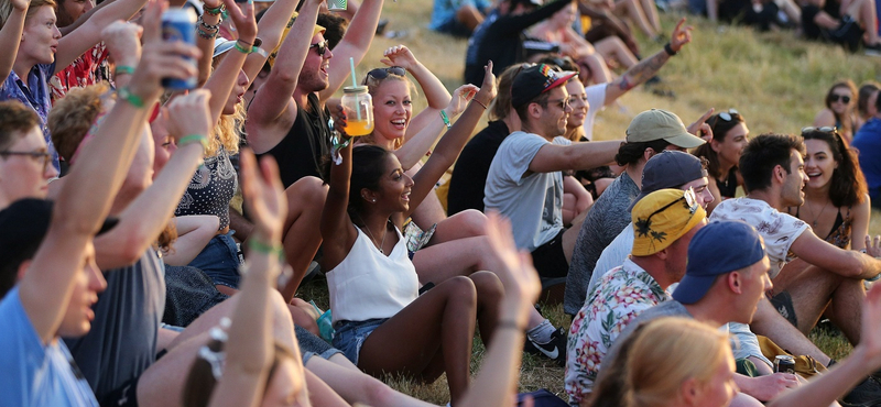 A nyilvános vizelés miatt annyi drog került a Glastonbury Fesztivál melletti folyóba, hogy az már veszélyes a környezetre