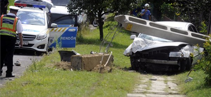 Durva gázolás Isaszegen, egy oszlop is kidőlt – fotók