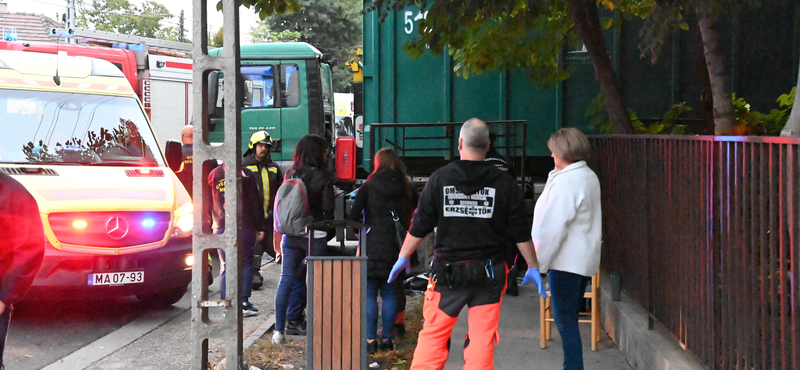 Kidöntött egy kerítést egy teherautó Budapesten, az pont egy gyerekre dőlt, aki a helyszínen meghalt