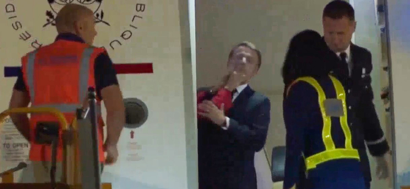 Macron kamerák előtt kapott pofont a feleségétől